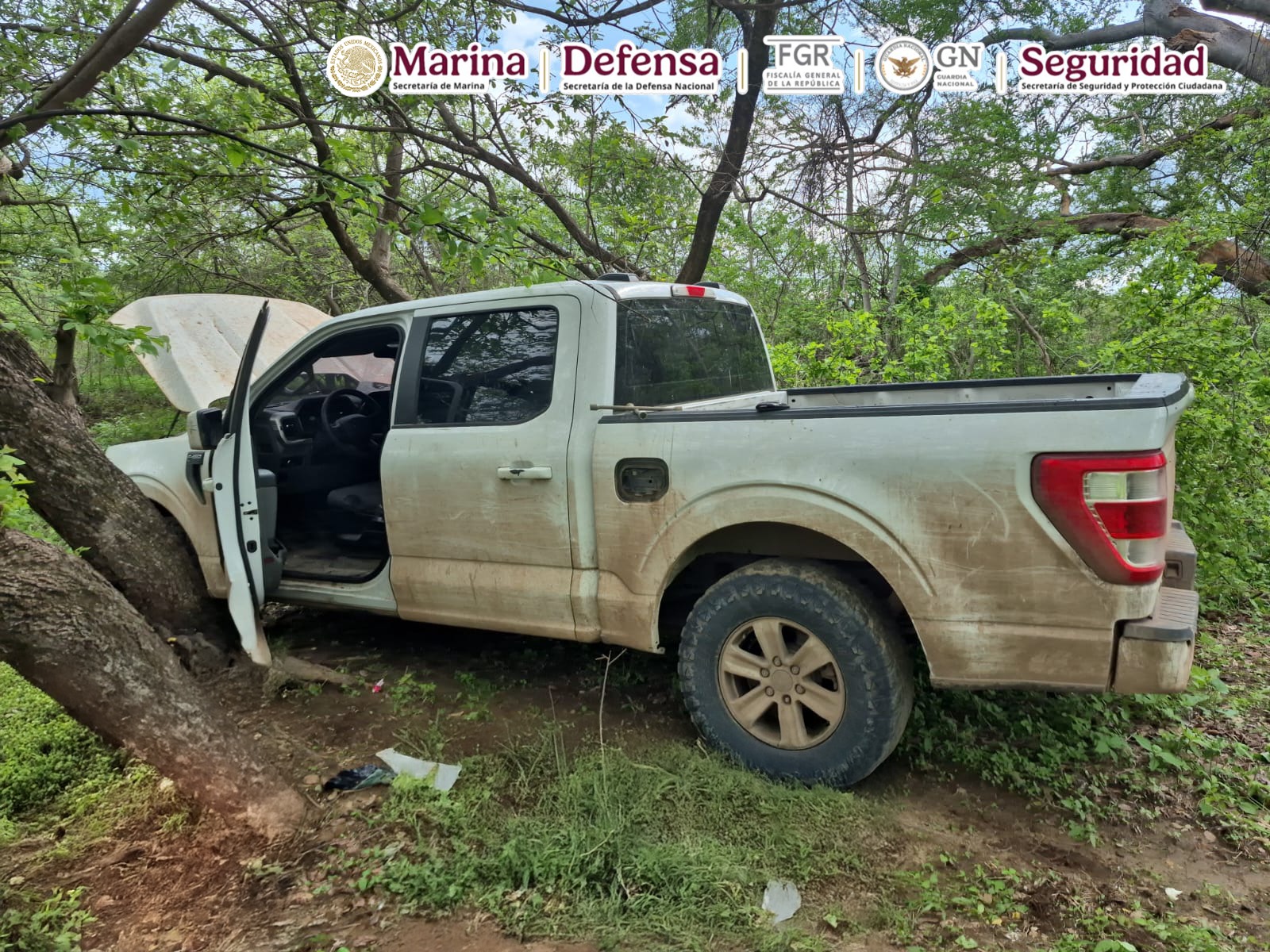 Autoridades federales aseguraron vehículos y armamento durante recorridos terrestes y aéreos en Sinaloa